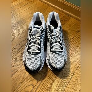 NWT Mens Saucony ProGrid Guide 2 Running Shoes. Size 14. White and Navy!